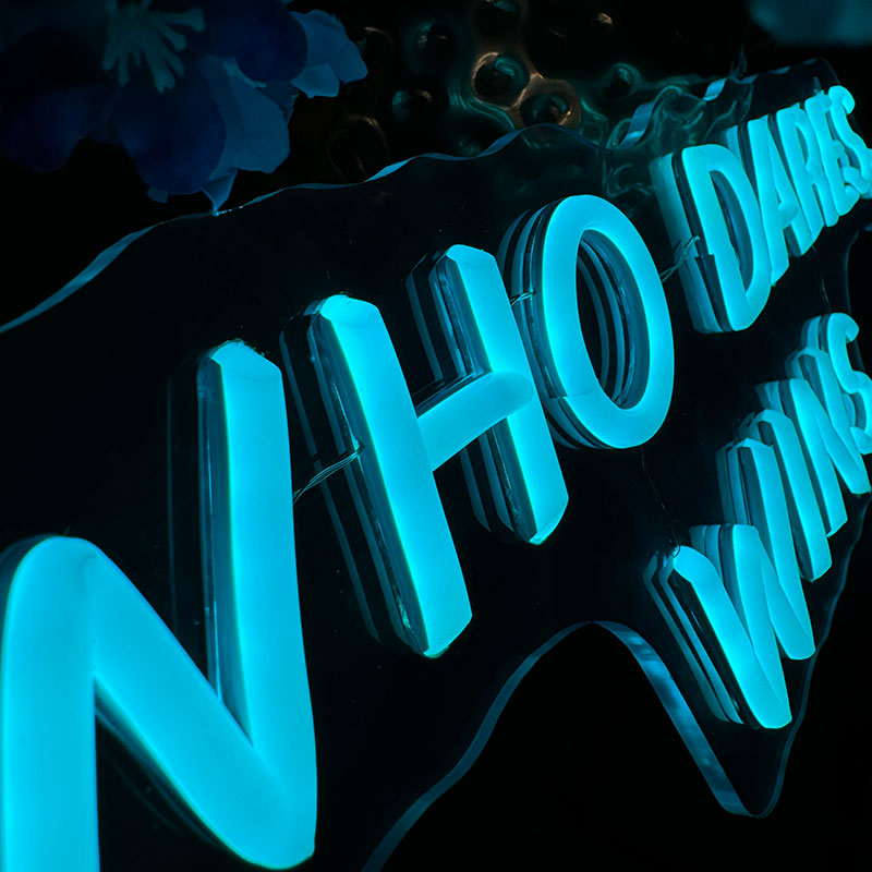 Neonskylt Who Dares, Wins