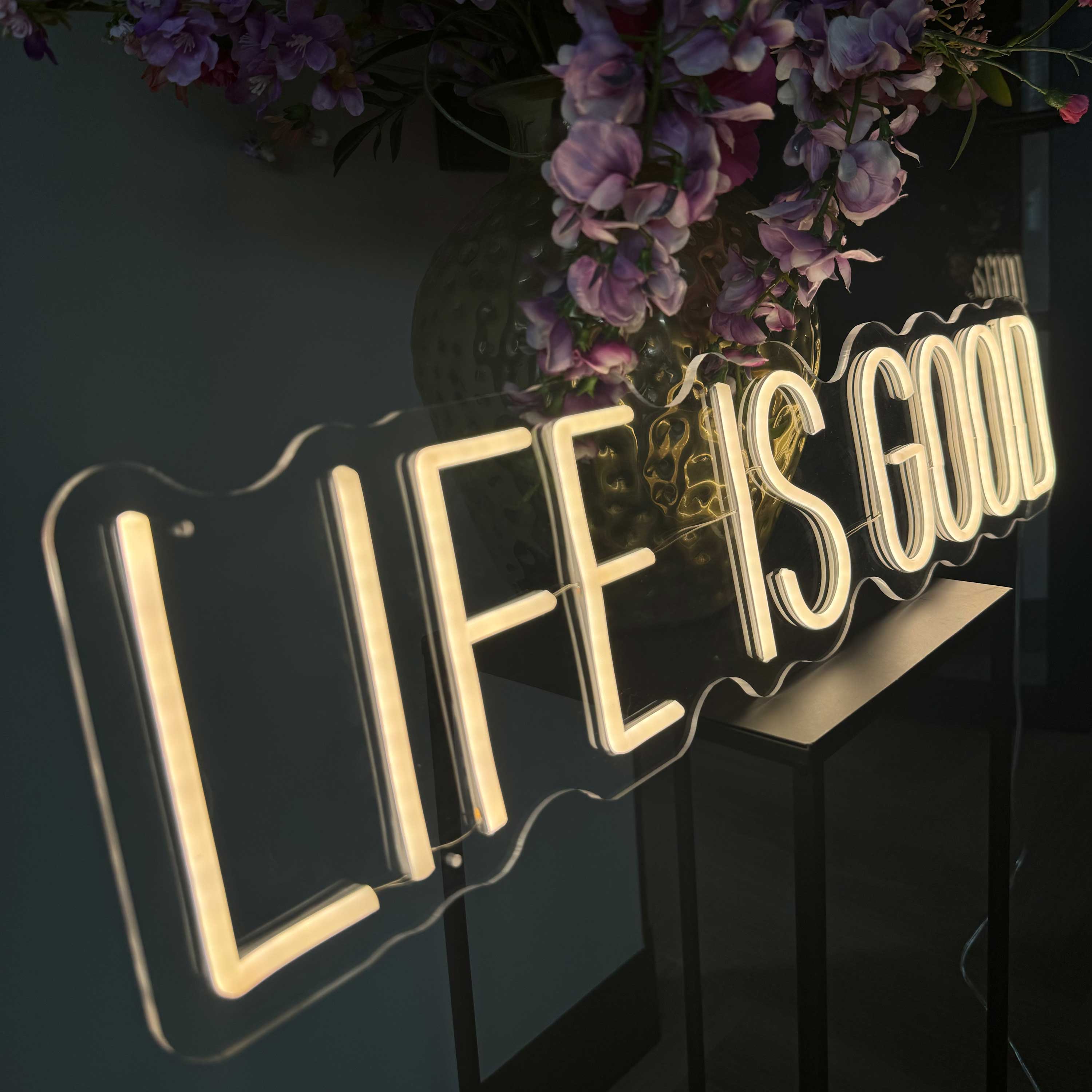 Neonskylt Life is good