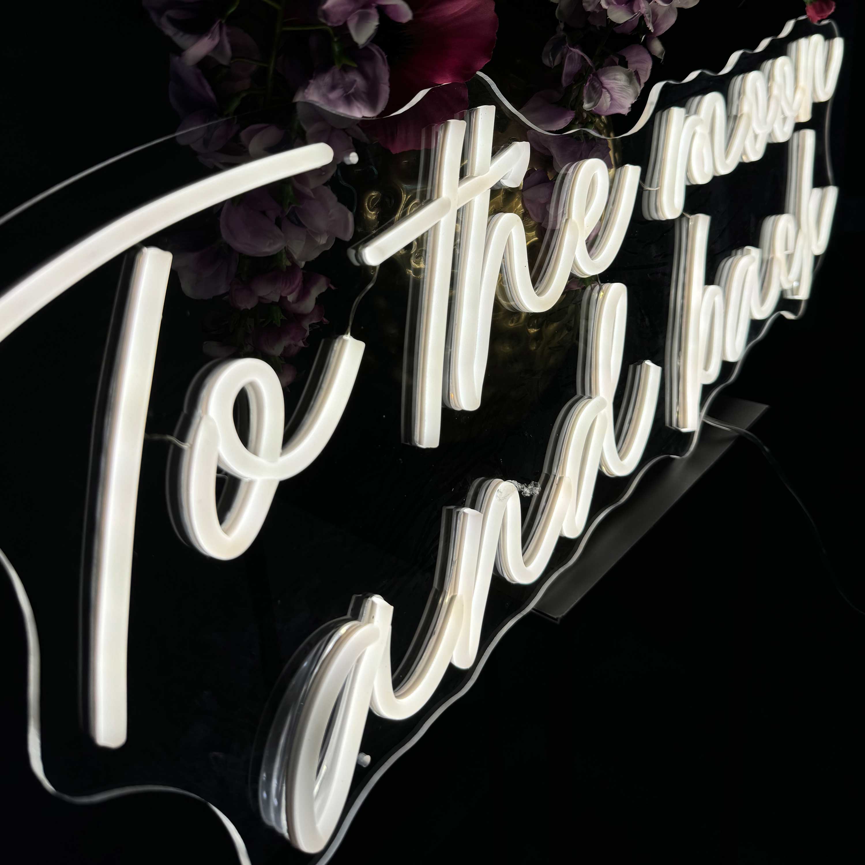 Neonskylt To The Moon and Back