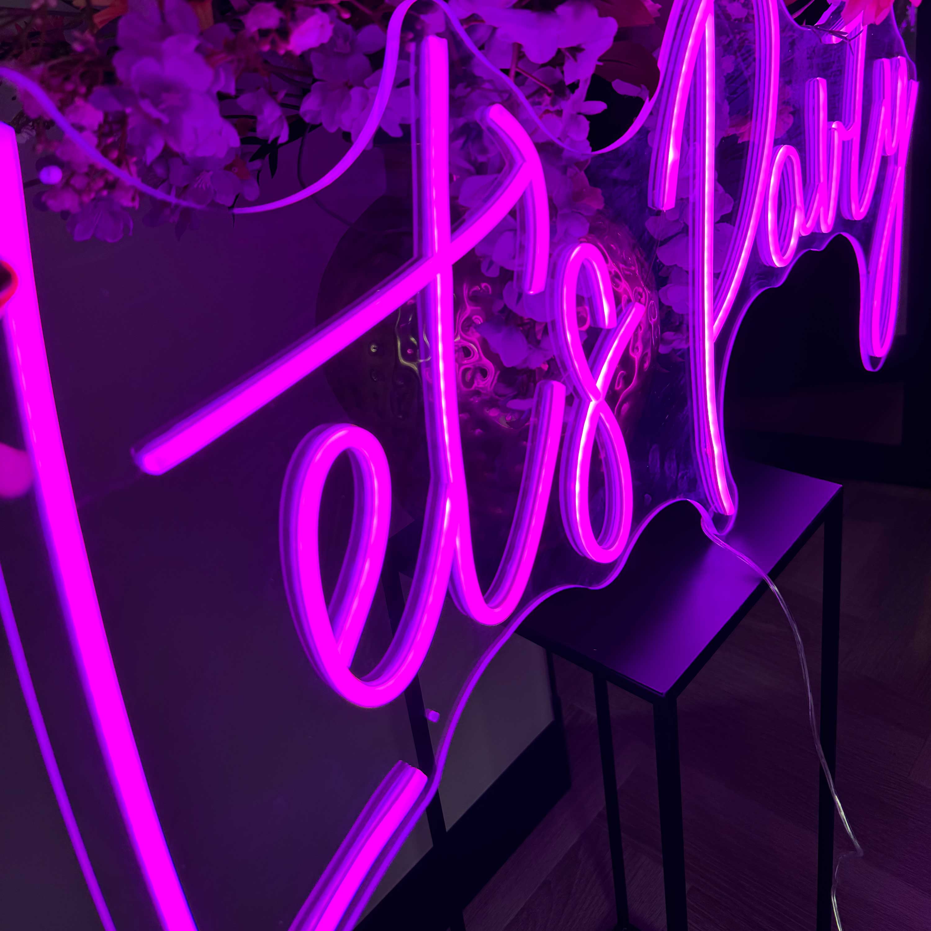 Neonskylt Lets Party