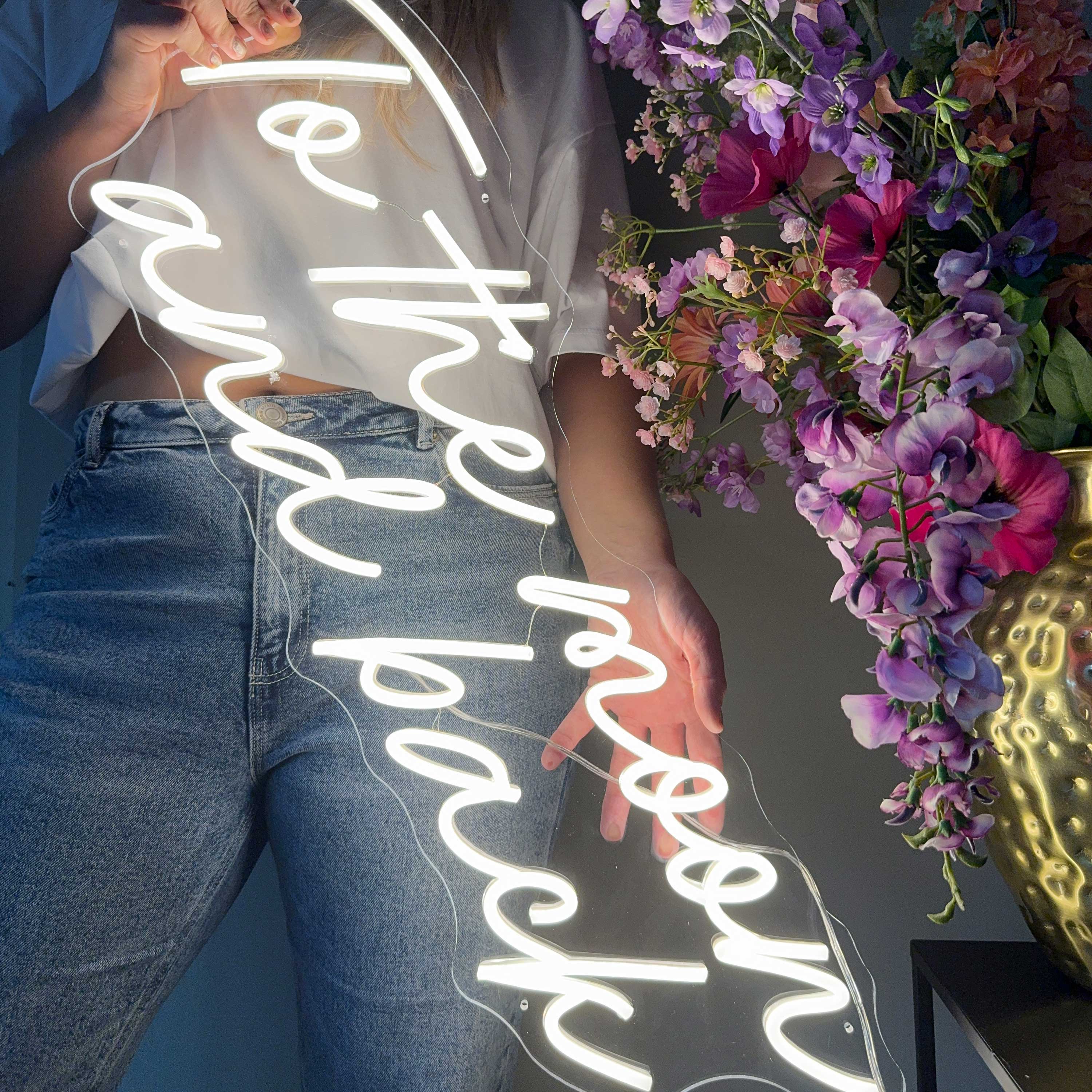 Neonskylt To The Moon and Back