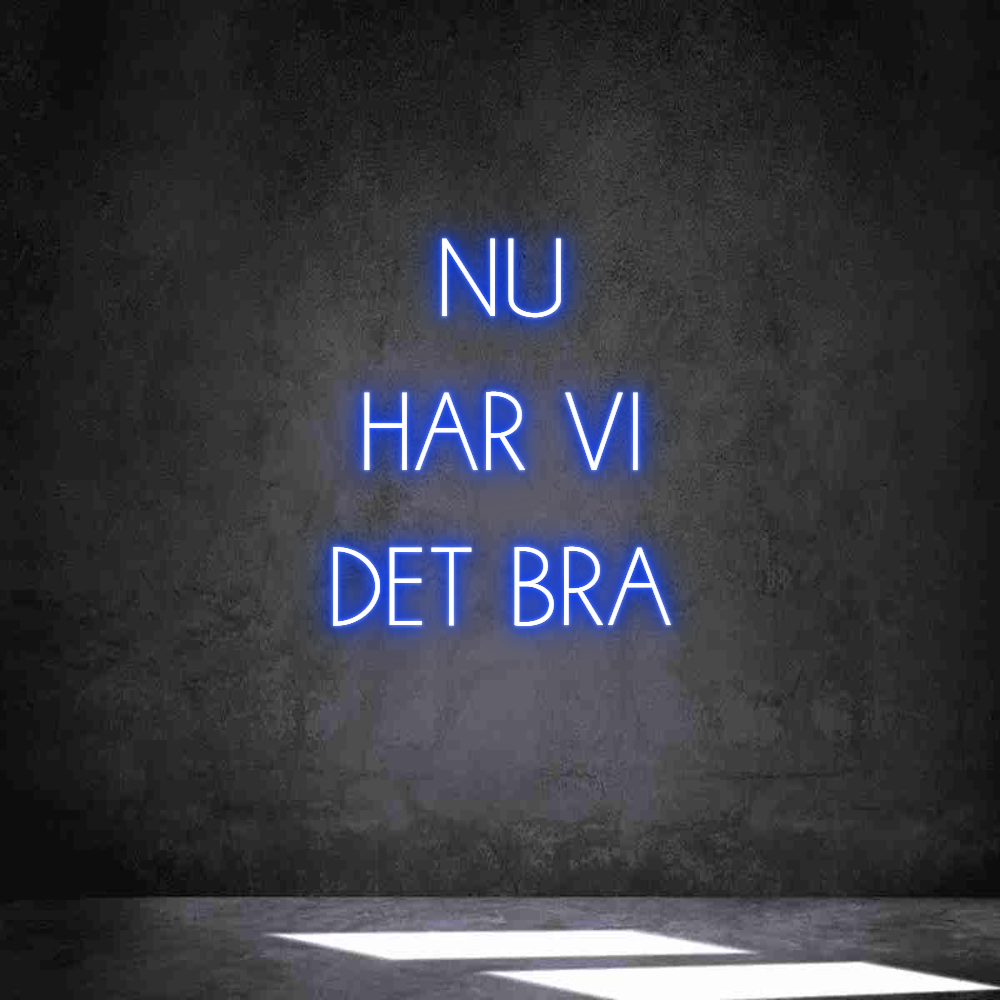 Anpassad neon:  NU 
HAR VI...